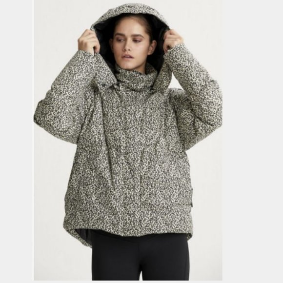 Varley Carmeline Puffer Jacket in Micro Leopard Print - Picture 8 of 16